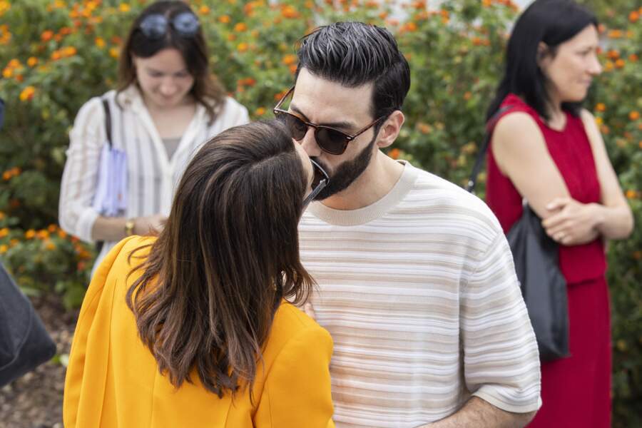 Les photographes se sont empressés d'immortaliser le baiser passionné entre Sofia Essaïdi et son compagnon Adrien Galo, lors du 75ème Festival International du Film de Cannes, le 25 mai 2022.
