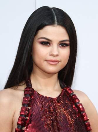 Le liquid hair de Selena Gomez : l'effet miroir ressort particulièrement bien sur les brunes.