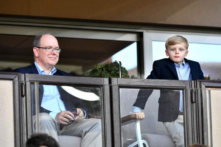 Albert de Monaco et son fils Jacques, dans les tribunes du Stade Louis II à Monaco, le 24 mai 2022, à l’occasion de la 29ème édition du World Stars Football Match.