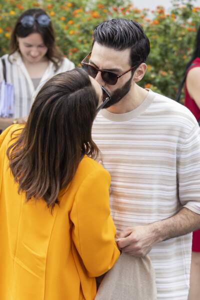Sofia Essaïdi et son compagnon Adrien Galo ont échangé un tendre baiser en marge du photocall du film "Nostalgia" lors du 75ème Festival International du Film de Cannes, le 25 mai 2022.