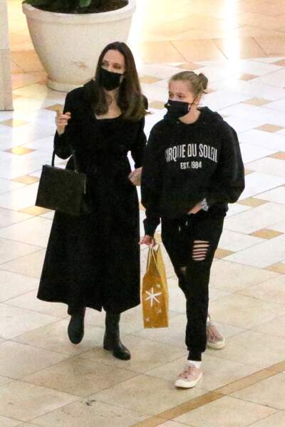 Angelina Jolie fait du shopping avec ses filles Zahara et Shiloh à Thousand Oaks, Los Angeles, Californie, Etats-Unis, en février 2021.