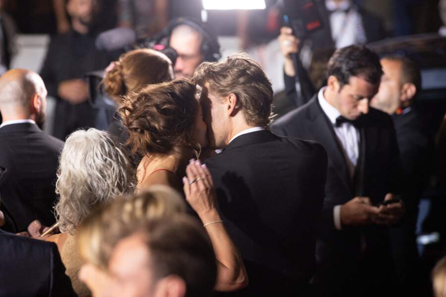 Kaia Gerber et son chéri Austin Butler ont échangé un tendre baiser après  la projection du film Elvis lors du 75ème Festival International du Film de Cannes, le 25 mai 2022.