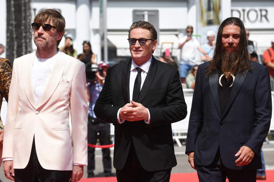 Le réalisateur Albert Serra, Benoit Magimel, Michael Vautor à la montée des marches de "Pacifiction" lors du 75ème Festival International du Film de Cannes, le 26 mai 2022. 