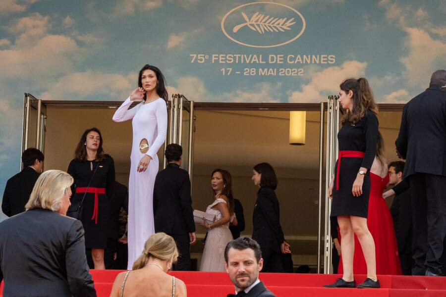Bella Hadid assiste à la projection du film « Broker (Les bonnes étoiles) » lors du 75ème Festival International du Film de Cannes le 26 mai 2022