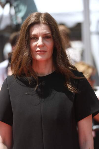Cheveux dans le vent et mise en beauté naturelle, Chiara Mastroianni  a illuminé la Croisette lors du 75ème Festival International du Film de Cannes, le 26 mai 2022. 
