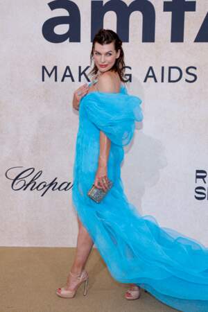 Milla Jovovich dévoile son joli jeu de jambes sous la fente de sa robe ultra-flashy lors du gala de l'AmFar 2022, à l'Hôtel du Cap-Eden-Roc, à Antibes, le 26 mai 2022.