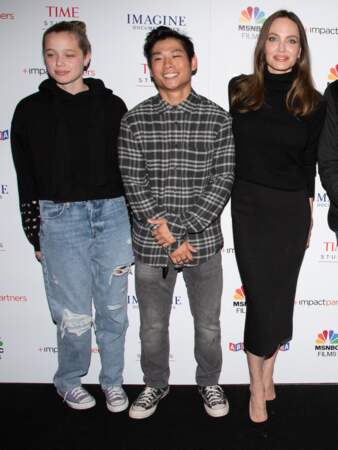Shiloh Jolie-Pitt, son frère Pax Jolie-Pitt, et Angelina Jolie à la Première du film "Paper And Glue: A JR Project" à Los Angeles en novembre 2021.
