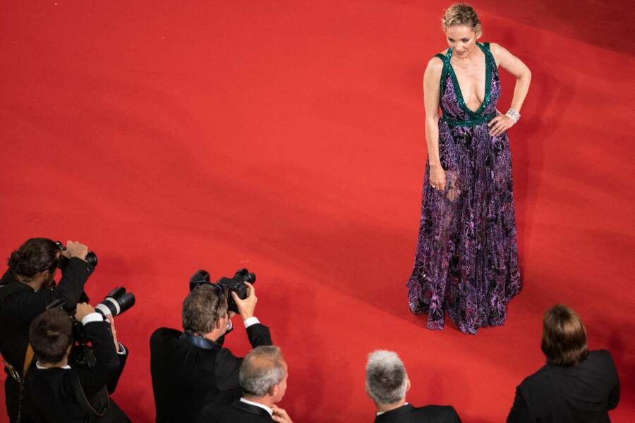 L'actrice Claire Keim étincelante dans une robe pailletée violette et verte, signée Elie Saab, lors de la montée des marches du Festival de Cannes, mercredi 25 mai 2022.