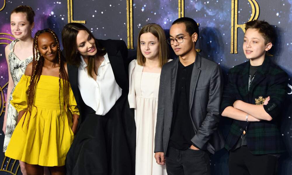 Shiloh Jolie-Pitt avec sa mère, Angelina Jolie et ses frères et soeurs à l'occasion de la première de "Eternals" en octobre 2021.