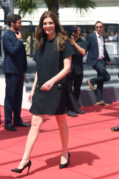 Chiara Mastroianni élégante dans une petite robe noire pour la montée des marches de "Pacifiction" lors du 75ème Festival International du Film de Cannes, le 26 mai 2022. 