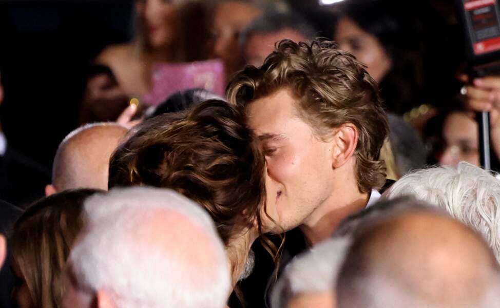 Kaia Gerber et Austin Butler ont enflammé le tapis rouge en s'embrassant tendrement après la projection du film Elvis lors du 75ème Festival International du Film de Cannes, le 25 mai 2022.