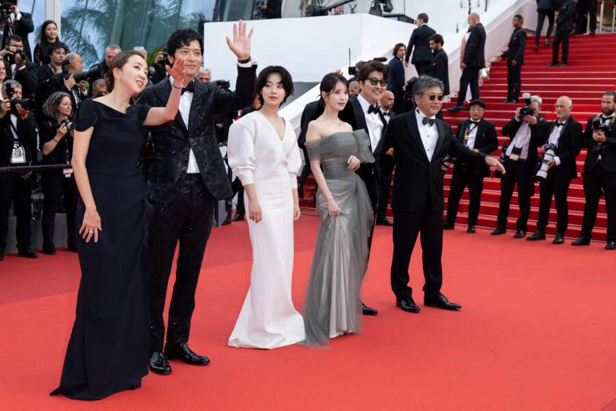 Bae Donna, Gang Dong-won, Lee Joo-Young, Choi Hee-jin, Song Kang-ho et Hirokazu Koreeda - Montée des marches du film « Broker (Les bonnes étoiles) » lors du 75ème Festival International du Film de Cannes. Le 26 mai 2022