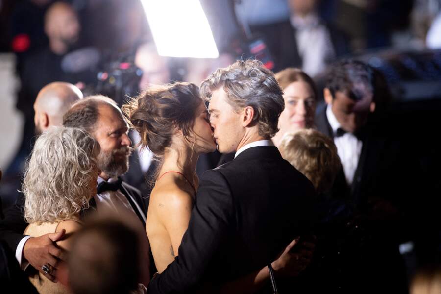 Kaia Gerber retrouve son compagnon Austin Butler après la projection du film Elvis lors du 75ème Festival International du Film de Cannes, le 25 mai 2022.
