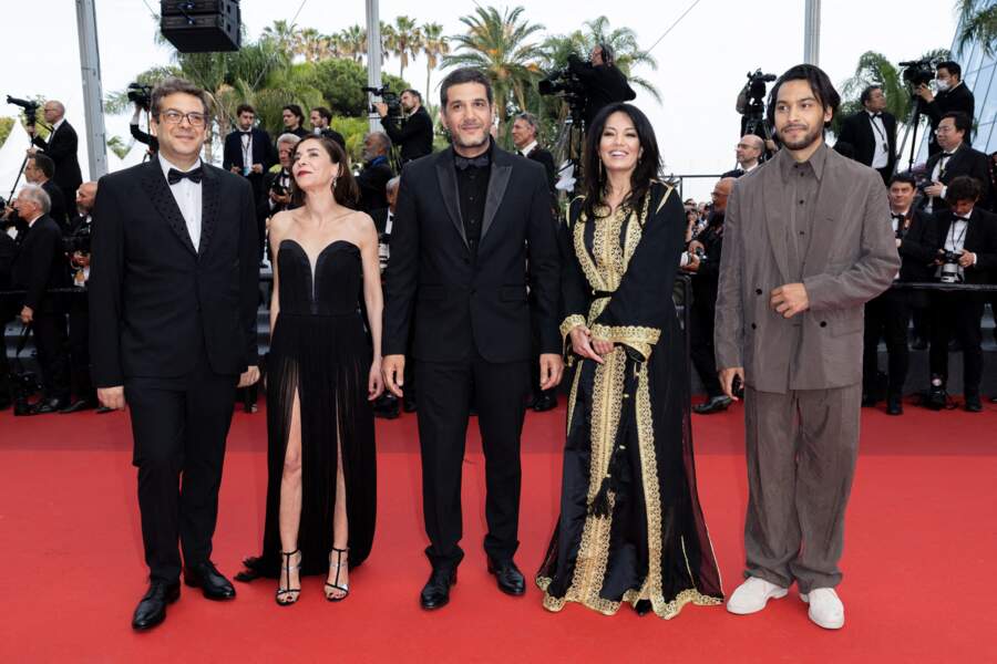 Lubna Azaabal, Nabil Ayouch, Maryam Touzani et Ayoub Missioui - Montée des marches du film « Broker (Les bonnes étoiles) » lors du 75ème Festival International du Film de Cannes. Le 26 mai 2022