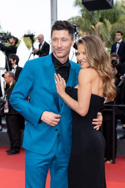 Robert Lewandowski et sa femme Anna Lewandowska - Montée des marches du film « Broker (Les bonnes étoiles) » lors du 75ème Festival International du Film de Cannes. Le 26 mai 2022