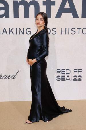 Shanina Shaik a sublimé son baby bump dans une longue robe noire satinée lors du gala de l'AmFar 2022, à l'Hôtel du Cap-Eden-Roc, à Antibes, le 26 mai 2022.