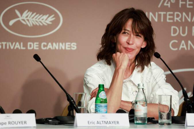 Sophie Marceau et ses cheveux bruns à Cannes, le 8 juillet 2021.