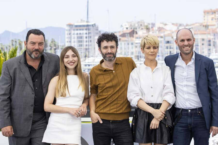 Denis Ménochet, Marie Colomb, Rodrigo Sorogoyen, Marina Foïs, Diego Anido au photocall de "As Bestas" lors du 75ème Festival International du Film de Cannes, le 27 mai 2022.