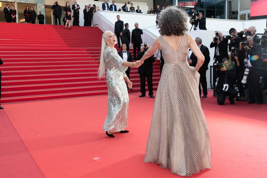 Helen Mirren et Andie MacDowell dansent ensemble lors de la montée des marches du film « Un petit frère » lors du 75ème Festival International du Film de Cannes. Le 27 mai 2022