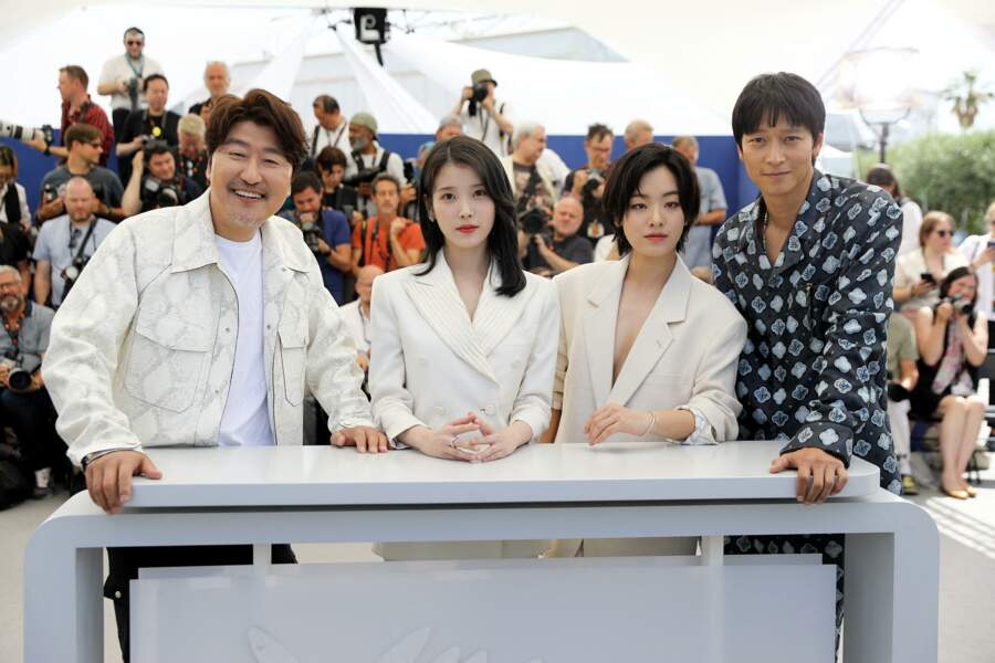 Song Kang Ho, Lee Jieun, Lee Joo-Young, Gang Dong-Won au photocall de "Broker (Les bonnes étoiles)" lors du 75ème Festival International du Film de Cannes, le 27 mai 2022.