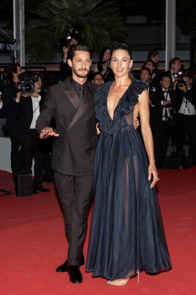 Pierre Niney et sa femme Natasha Andrews - Montée des marches du film « Mascarade » lors du 75ème Festival International du Film de Cannes. Le 27 mai 2022

