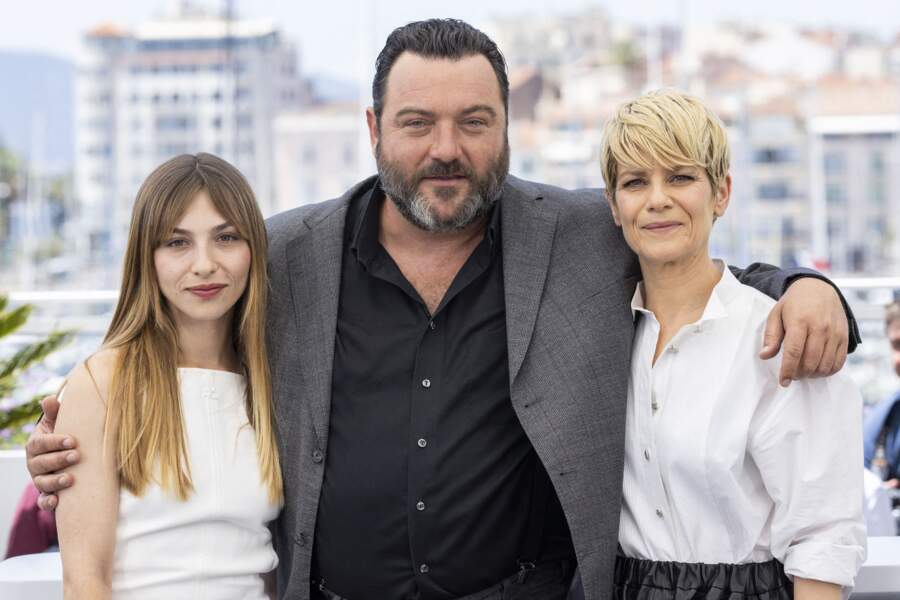 Denis Ménochet, Marie Colomb et  Marina Foïs au photocall de "As Bestas" lors du 75ème Festival International du Film de Cannes, le 27 mai 2022.