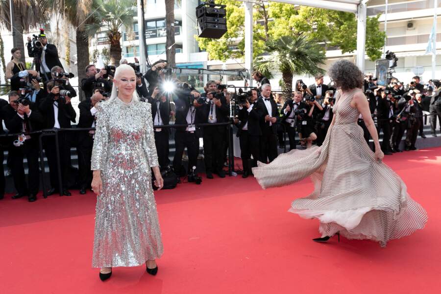 Helen Mirren et Andie MacDowell déchaînées - Montée des marches du film « Un petit frère » lors du 75ème Festival International du Film de Cannes. Le 27 mai 2022