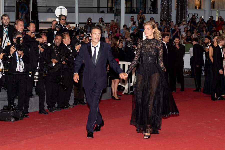 Nicolas Bedos et sa compagne Pauline Desmonts - Montée des marches du film « Mascarade » lors du 75ème Festival International du Film de Cannes. Le 27 mai 2022