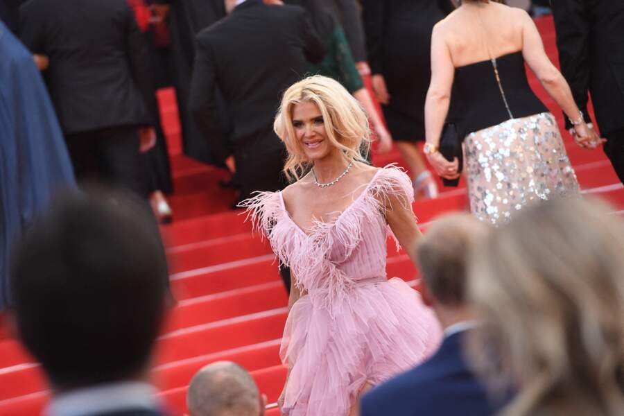Victoria Silvstedt dans une robe rose bonbon à plumes à Cannes, ce 28 mai 