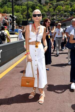Caroline Daur dans un ensemble blanc pour assister au Grand Prix de Monaco 2022 de F1