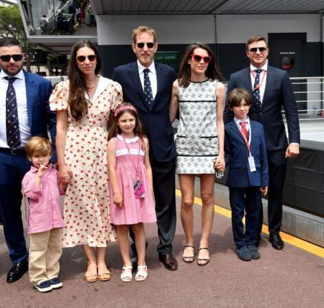 Tatiana Santo Domingo, India Casiraghi, Andrea Casiraghi, Charlotte Casiraghi, son fils Raphaël Elmaleh et Gareth Wittstock au Grand Prix de F1 de Monaco, le 28 mai 2022. 