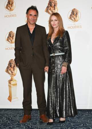 Samuel Benchetrit et sa femme Vanessa Paradis glamour et amoureux au photocall de la 33ème cérémonie des Molière aux Folies Bergère, à Paris, le 30 mai 2022.