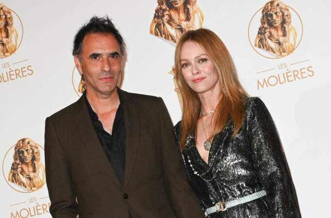 Samuel Benchetrit et sa femme Vanessa Paradis sont apparus très complices au photocall de la 33ème cérémonie des Molière aux Folies Bergère, à Paris, le 30 mai 2022.