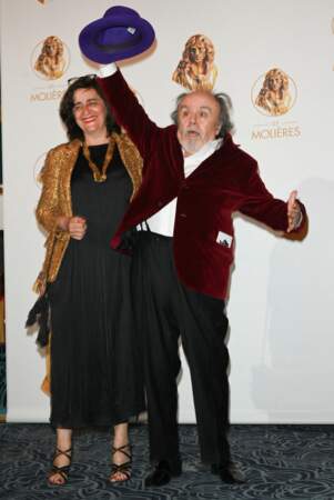 Jean-Michel Ribes avec sa femme au photocall de la 33ème cérémonie des Molière aux Folies Bergère, à Paris, le 30 mai 2022.