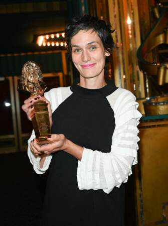 Clotilde Hesme lauréate du Molière de la comédienne dans un spectacle de théâtre public, lorsl a 33ème cérémonie des Molière aux Folies Bergère, à Paris, le 30 mai 2022.