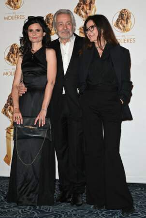 Pierre Arditi entourée de sa femme Evelyne Bouix et Salomé Lelouch lors de la 33ème cérémonie des Molière aux Folies Bergère, à Paris, le 30 mai 2022.