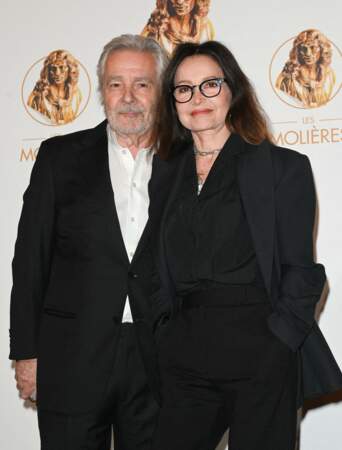 Pierre Arditi et son épouse Evelyne Bouix au photocall de la 33ème cérémonie des Molière aux Folies Bergère, à Paris, le 30 mai 2022.