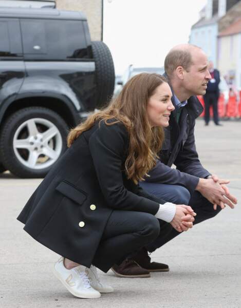 Kate Middleton lui emboîte le pas et porte des baskets green Veja, le 26 mai 2021.