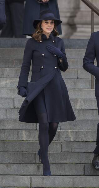 Kate Middleton enceinte porte une robe-manteau de la marque  Carolina Herrrera, le 14 décembre 2017. 