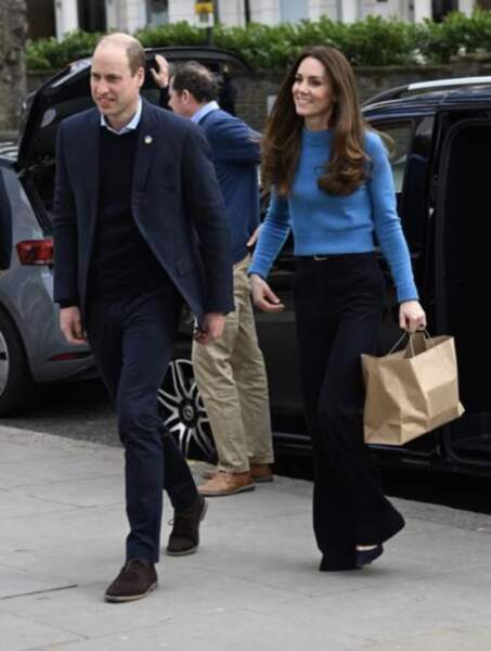 Élégante comme à son habitude, Kate Middleton craque à son tourr pour un pantalon Jigsaw, le 9 mars 2022.