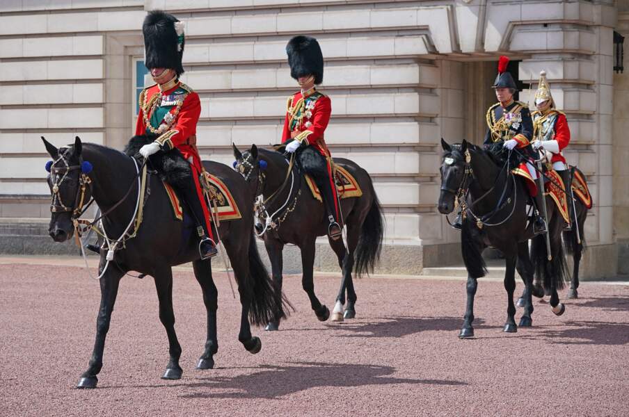 Perchés sur leurs chevaux, le prince Charles, son fils le prince Williams et la princesse Anne ont ouvert la parade militaire "Trooping the Colour" pour le jubilé de platine de la reine Elizabeth II à Londres, le 2 juin 2022