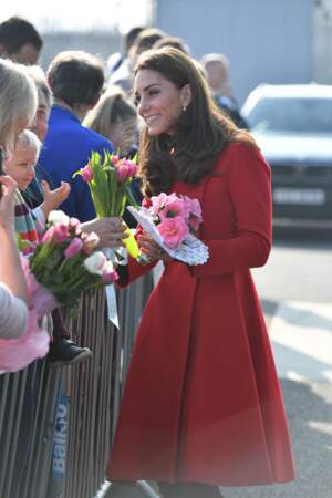 Kate Middleton la suit de quelques jours avec ce sublime manteau rouge Carolina Herrrera pour une visite surprise à Belfast, le 27 février 2019.