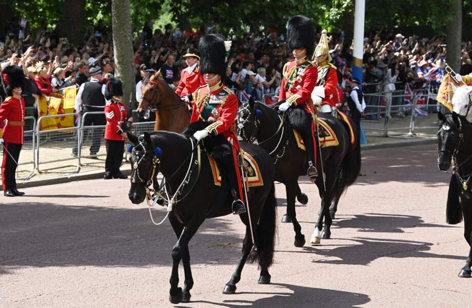 Le prince Charles et son fils le prince Williams, à cheval, défilent lors de la parade militaire "Trooping the Colour" pour le jubilé de platine de la reine Elizabeth II à Londres, le 2 juin 2022
