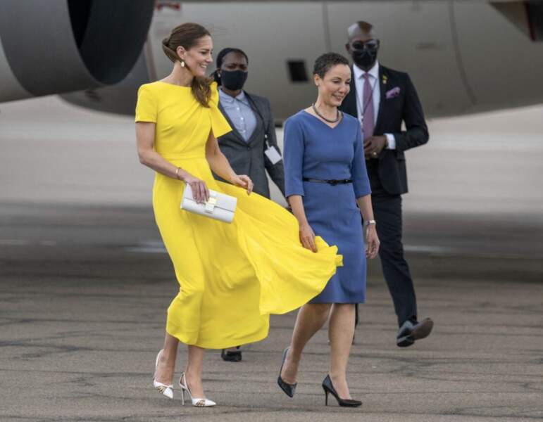 Kate Middleton porte des escarpins Aquazzura, la marque fétiche de Meghan Markle, le 23 mars 2022.