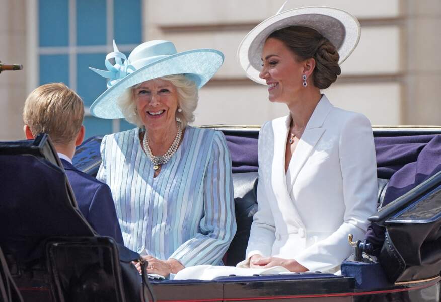 Camilla Parker Bowles et Kate Middleton élégantes et souriantes  lors de la parade militaire "Trooping the Colour" pour le jubilé de platine de la reine Elizabeth II à Londres, le 2 juin 2022