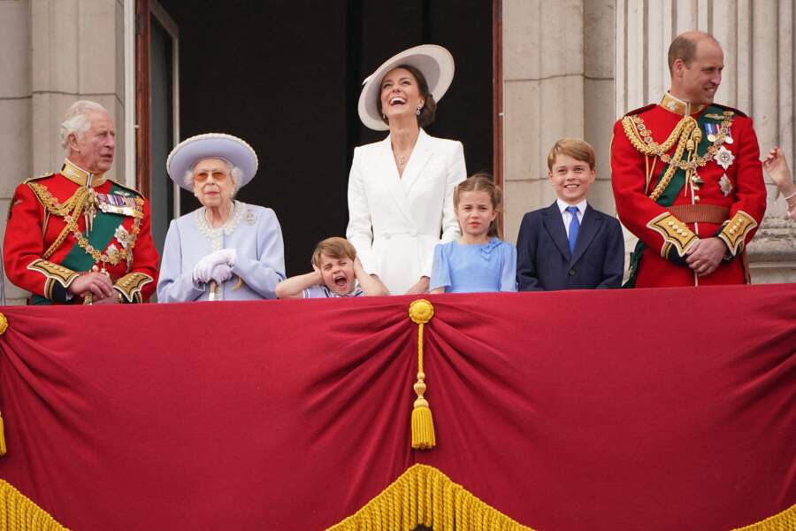Les Windsor réunis sur le balcon de Buckingham pour saluer la foule et assister à la parade militaire "Trooping the Colour" pour le jubilé de platine de la reine Elizabeth II à Londres, le 2 juin 2022