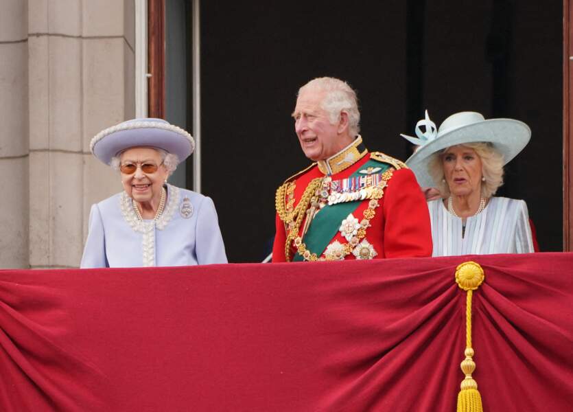 La reine Elizabeth II arrive sur le balcon de Buckingham en compagnie du prince Charles et de Camilla Parker Bowles, lors de la parade militaire "Trooping the Colour" pour le jubilé de platine de la reine Elizabeth II à Londres, le 2 juin 2022