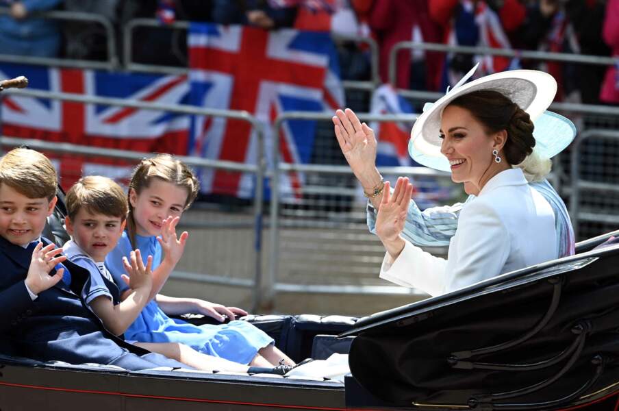 Kate Middleton et ses enfants George, Louis et Charlotte lors de la parade militaire "Trooping the Colour" pour le jubilé de platine de la reine Elizabeth II à Londres, le 2 juin 2022