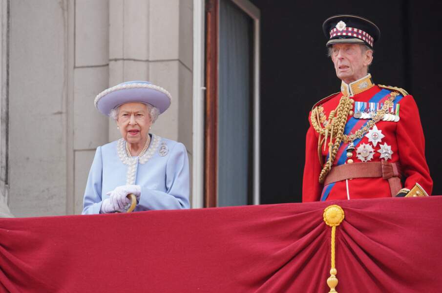 La reine Elizabeth II et le prince Edward au balcon lors de la parade militaire "Trooping the Colour" dans le cadre de la célébration du jubilé de platine de la reine Elizabeth II à Londres le 2 juin 2022.