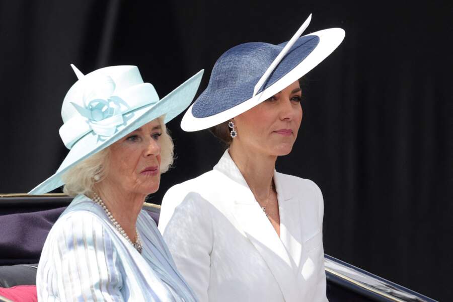 Comme le veut le protocole vestimentaire royal, Camilla Parker Bolwes et Kate Middleton ont assorti leur tenue à un élégant chapeau lors de la parade militaire "Trooping the Colour" pour le jubilé de platine de la reine Elizabeth II à Londres, le 2 juin 2022